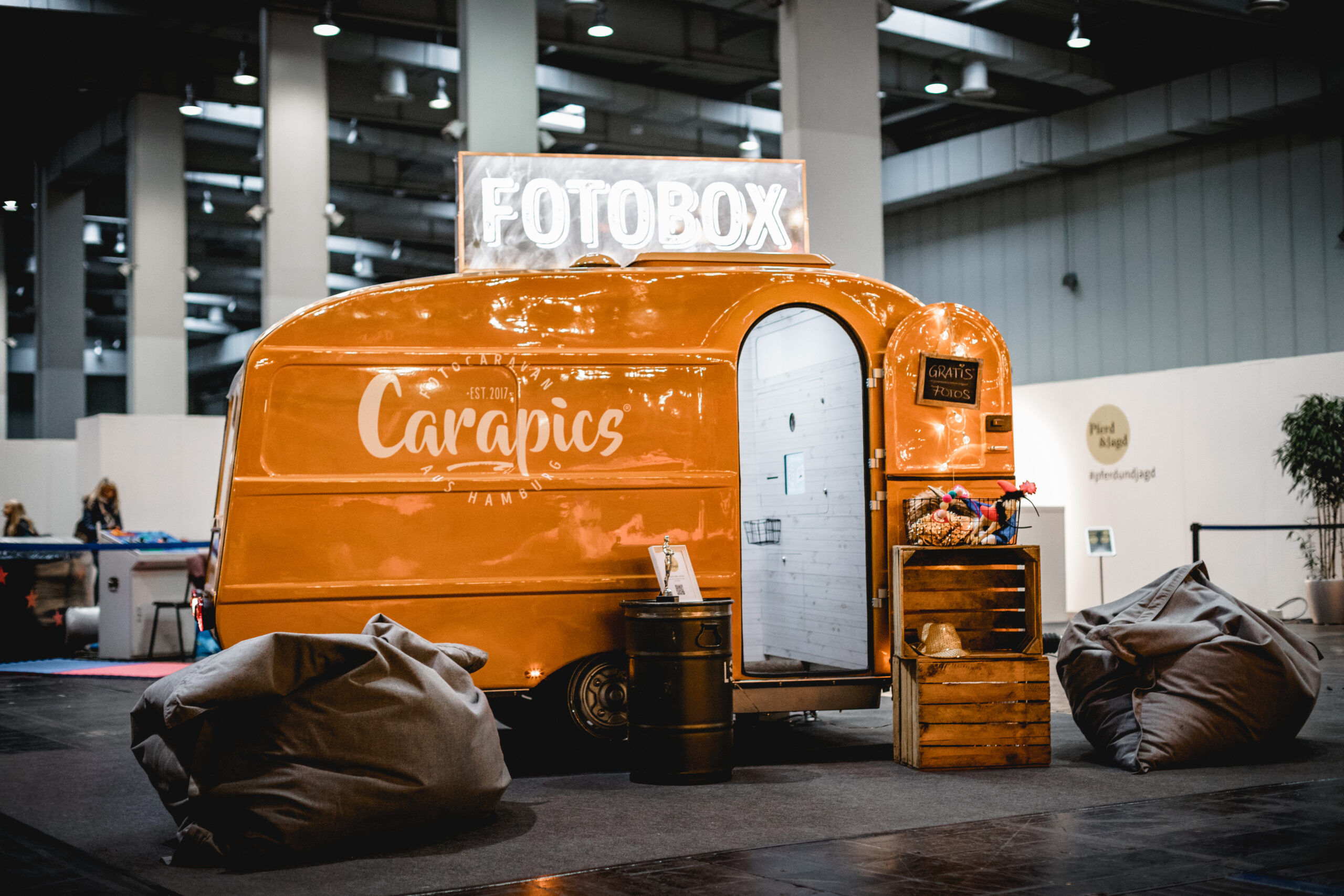 Carapics Fotobox Fotocaravan Hamburg Norddeutschland Photobooth Fotobulli Orange Vinted Retro